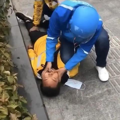 最新美团外卖小哥晕倒视频引发社会关注，背后的故事引人深思